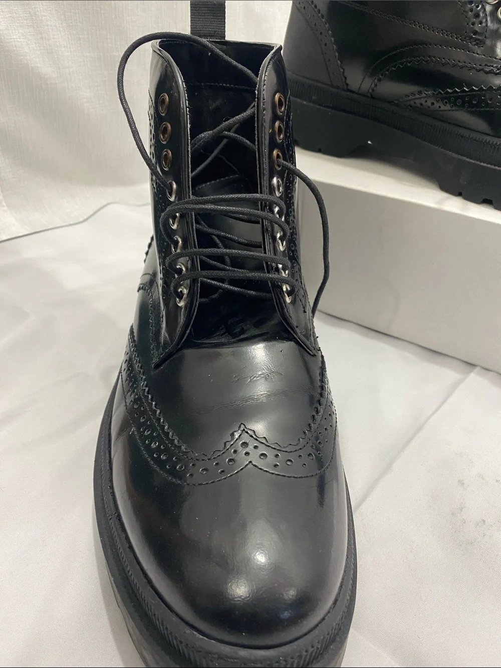 Men's Black Leather Chukka Boots with Lace-Up Brogue Detailing
